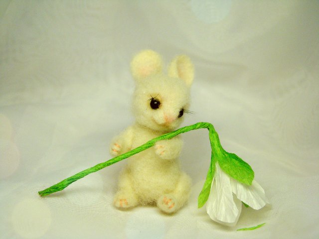 Зайка Подснежник. Авторская игрушка валянием Ольги Чернухо (фото 7)