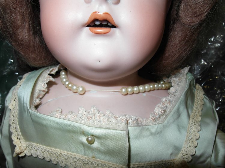 Ремонт "с фантазией" антикварной куклы