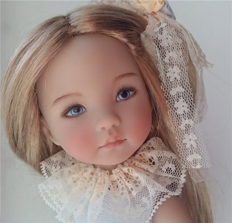 Маленькая девочка в нежно-голубом