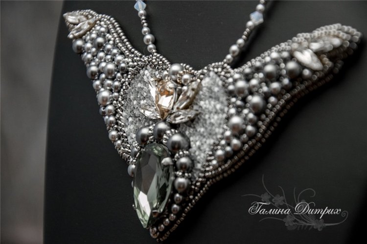 Надели шарики на нити. Красиво очень, посмотрите! Сваровски нашими глазами