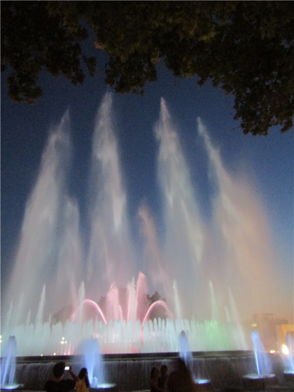 Шоу поющих фонтанов в Барселоне - окунемся с головой