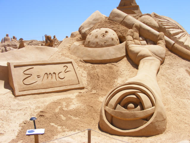 Замки, произведения скульптуры из песка