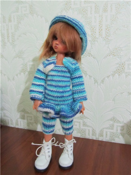 Маленькая девочка ищет своё солнышко