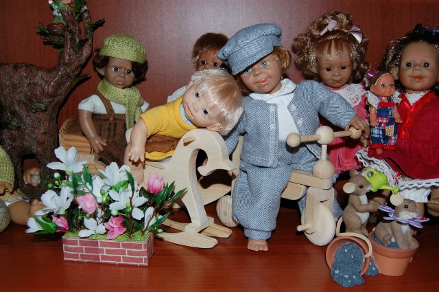 Куклы на полочке — Характерные испанские куклы: пупсы с мимикой