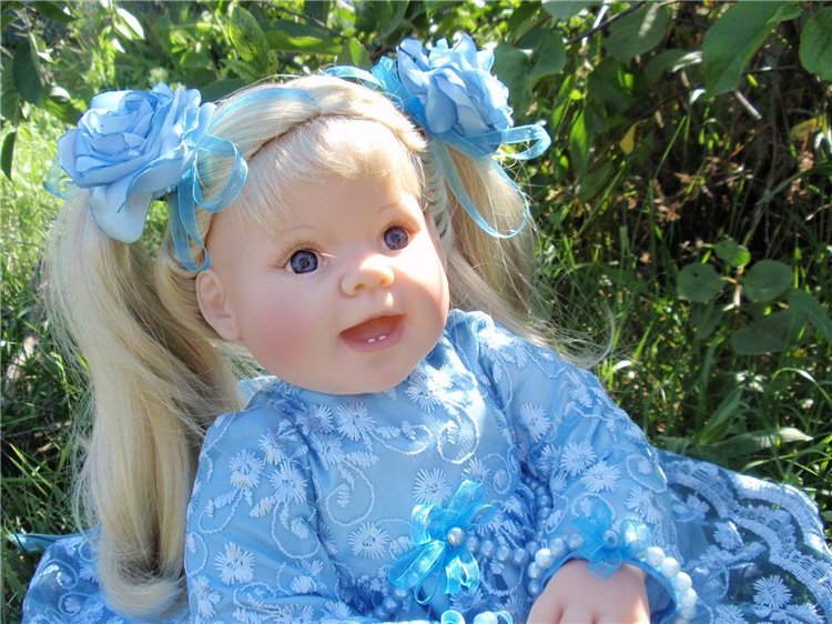 Растет в поле ягодка-малинка, а у нас живет Полинка))) Переодеваемся снова)))