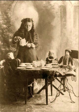 Кукольник, кукольник, чёрная душа, Что ты делаешь с бедною куклой