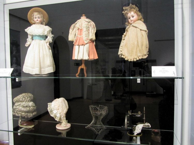 «Мода по-взрослому. Истории из кукольного гардероба» - выставка в Музее-заповеднике «Царицыно» - продолжение - 5-ый зал.