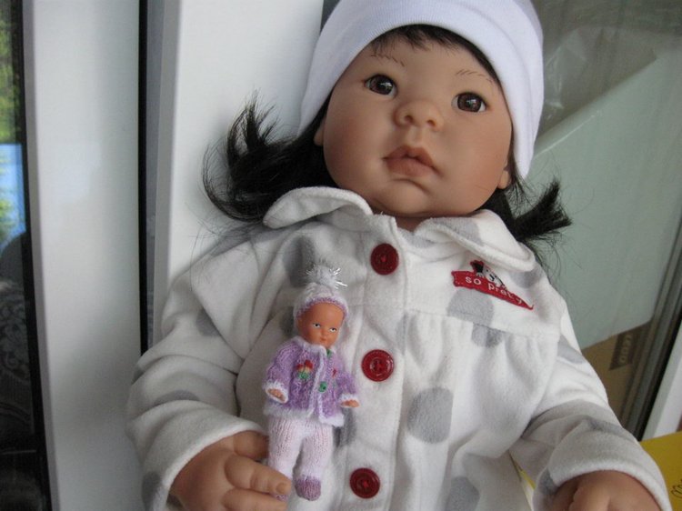 Азиаточка Миддлетончик и её любимые игрушки