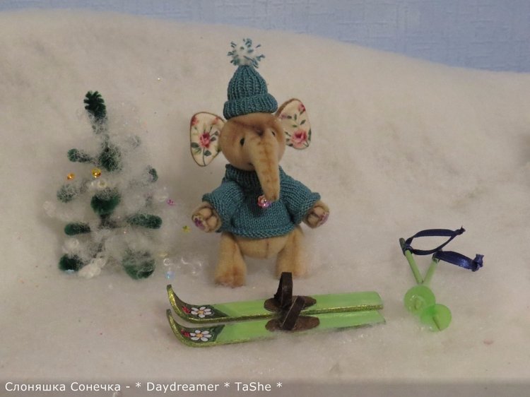 И теперь уже второй слоненок... и снова девочка