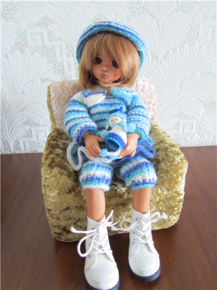 Маленькая девочка ищет своё солнышко