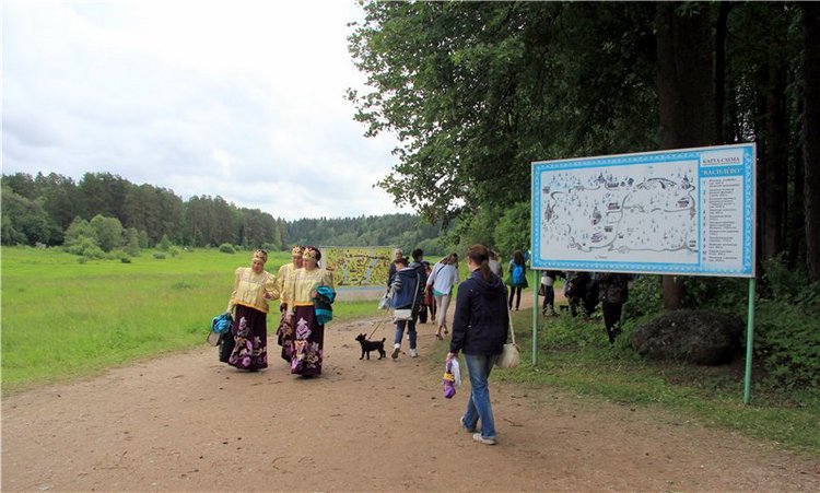 Троицкие гуляния у деревни Василёво, часть первая. Архитектурно-этнографический музей под открытым небом "Василёво"