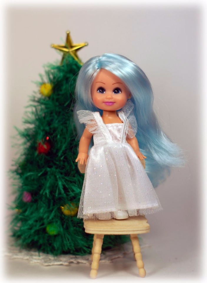 А у любопытной Дуськи на ёлке чуть зайца не увели