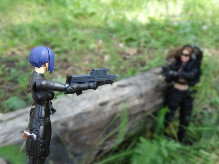 Вот какие бывают у девочек игры! Девушка-стрелок от VERYCOOL и шарнирная фигурка от figma