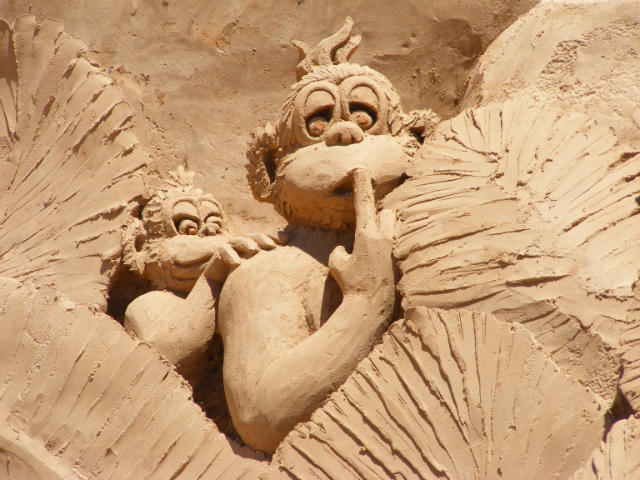 Замки, произведения скульптуры из песка