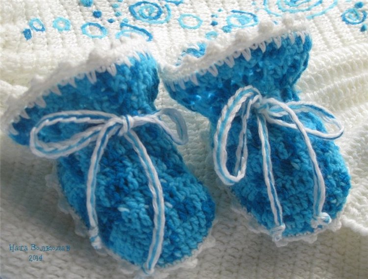 Если прохладно. Вязаная одежда для кукол-малышей (фото 7)