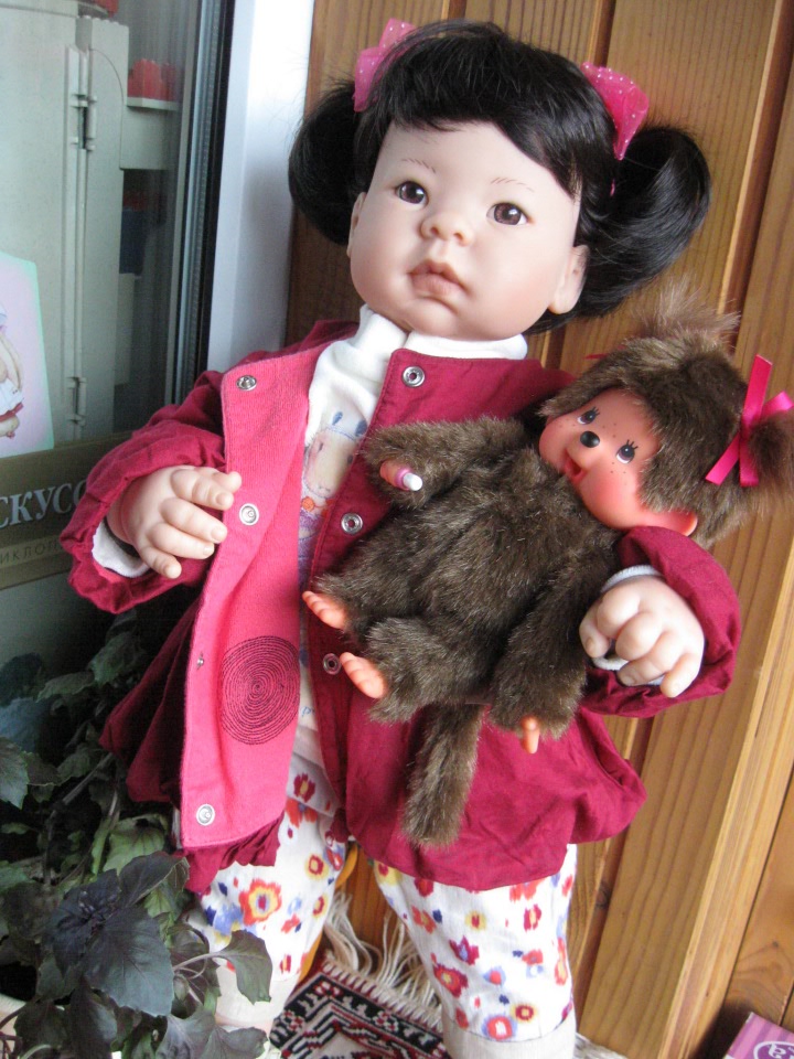 Азиаточка Миддлетончик и её любимые игрушки
