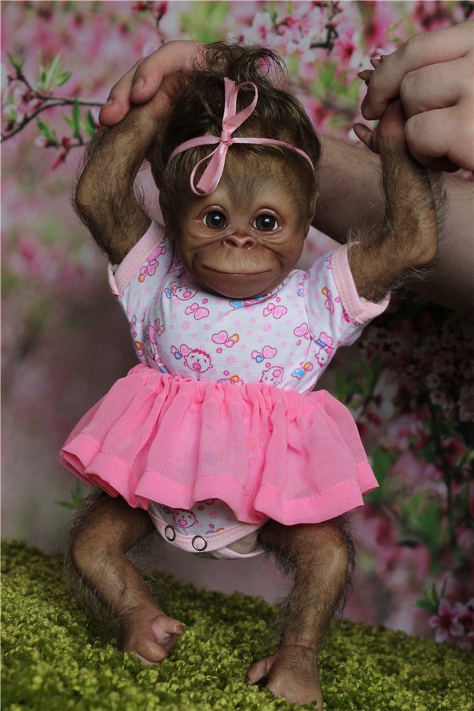 Шимпанзе девушку. Обезьянка в одежде. Милая обезьянка в платье. Обезьяна девочка. Маленькая обезьяна в платье.