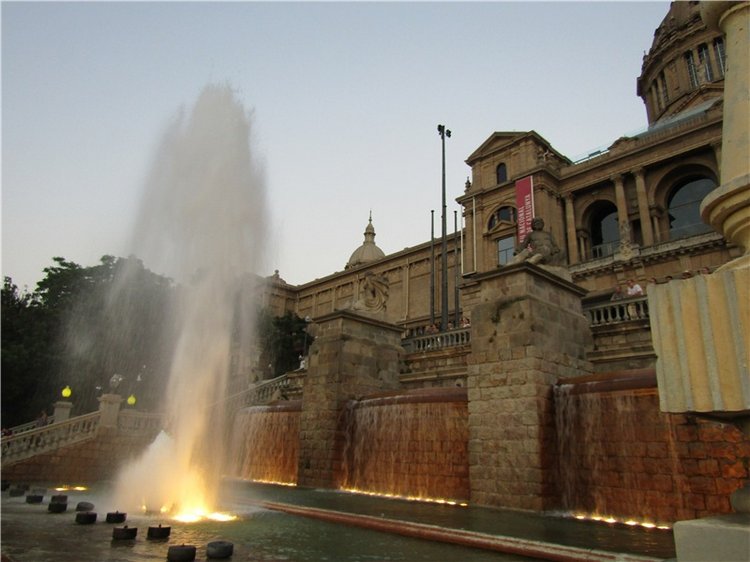 Магический фонтан Монжуика — поющая достопримечательность Барселоны