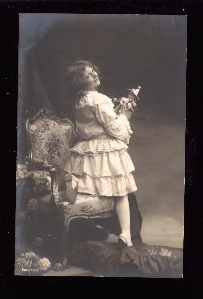 Cтаринные фотографии девочек с куклами