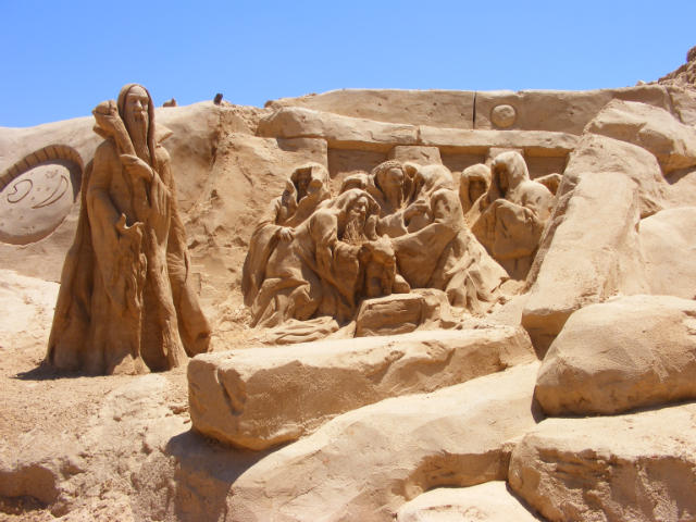 Замки, произведения скульптуры из песка