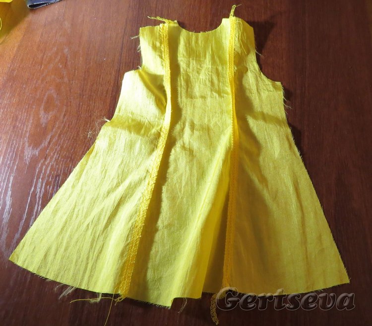 Мастер класс по пошиву плащика для куклы, выкройка (фото 10)