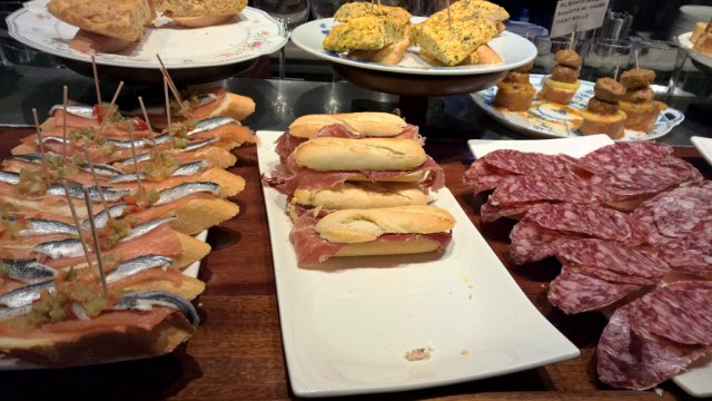 Пегий пёс, бегущий краем моря