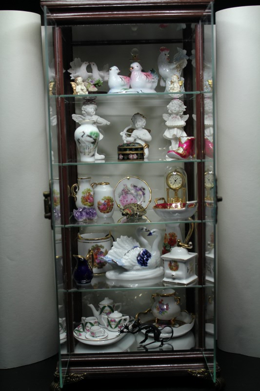 Шкаф-витрина с французским фарфором (фото 5)