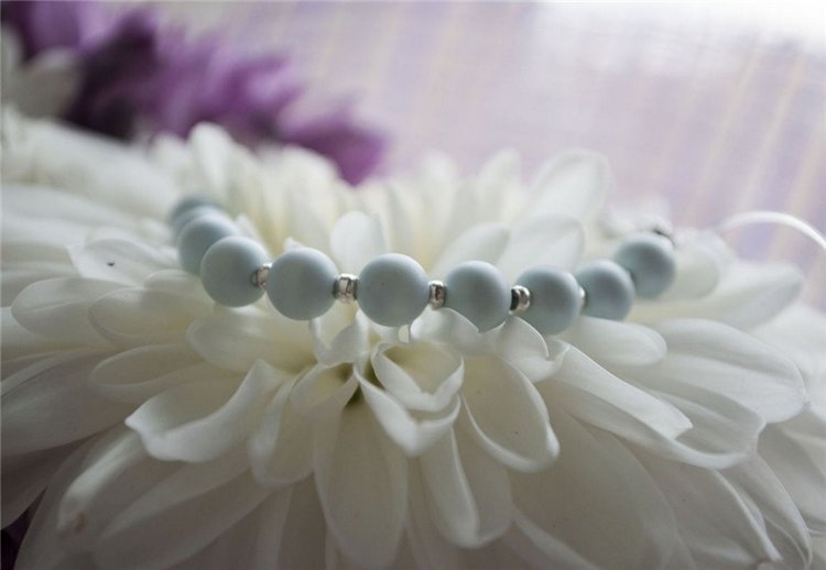 Надели шарики на нити. Красиво очень, посмотрите! Сваровски нашими глазами