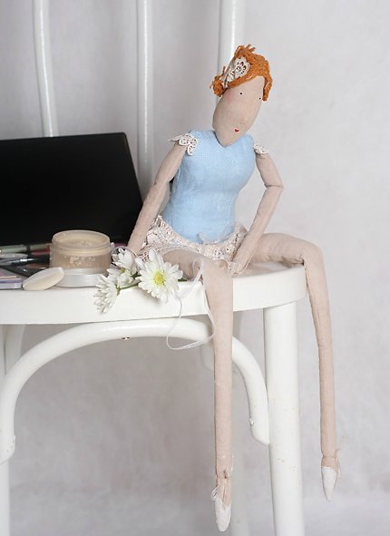 Кукольник, кукольник, чёрная душа, Что ты делаешь с бедною куклой