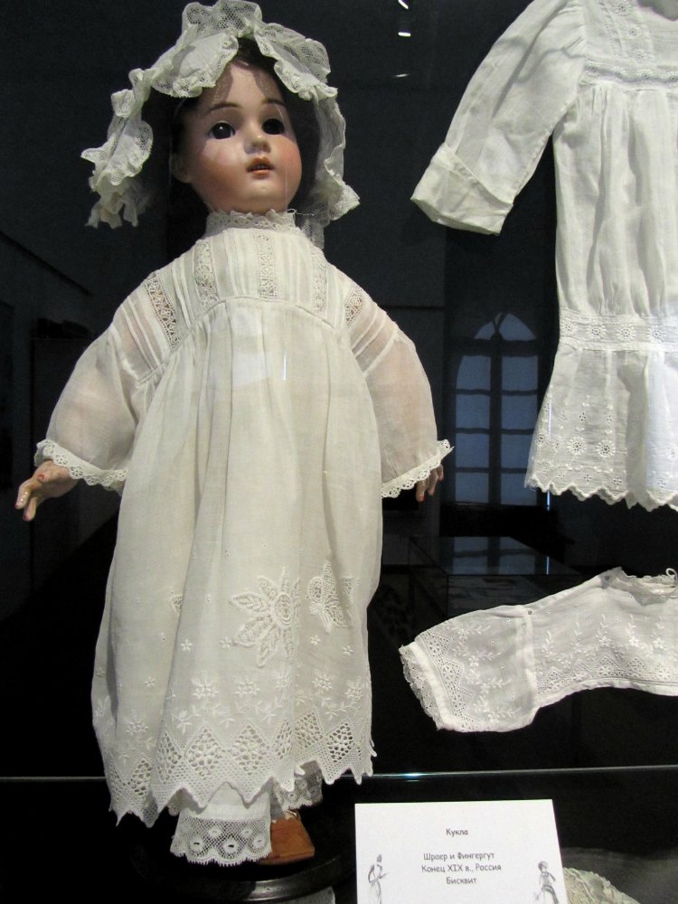 «Мода по-взрослому. Истории из кукольного гардероба» - выставка в Музее-заповеднике «Царицыно» - в шести частях. Часть 1