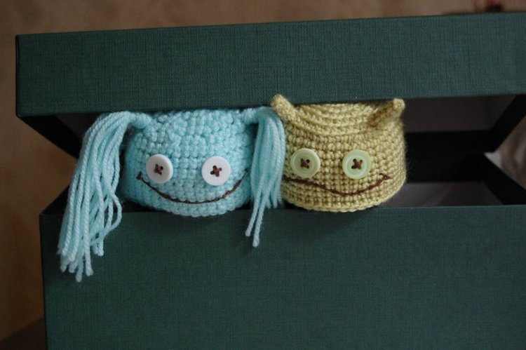 Малыши в смешных шапочках