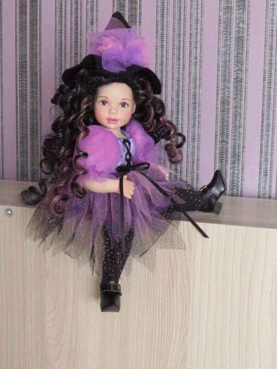 Неожиданно для меня, прилетела ко мне чудная фарфоровая ведьмочка