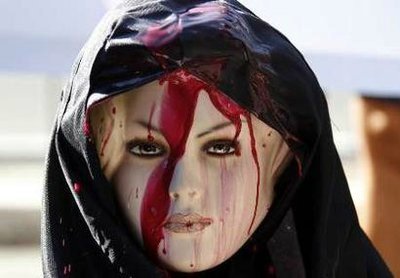 Кукольник, кукольник, чёрная душа, Что ты делаешь с бедною куклой