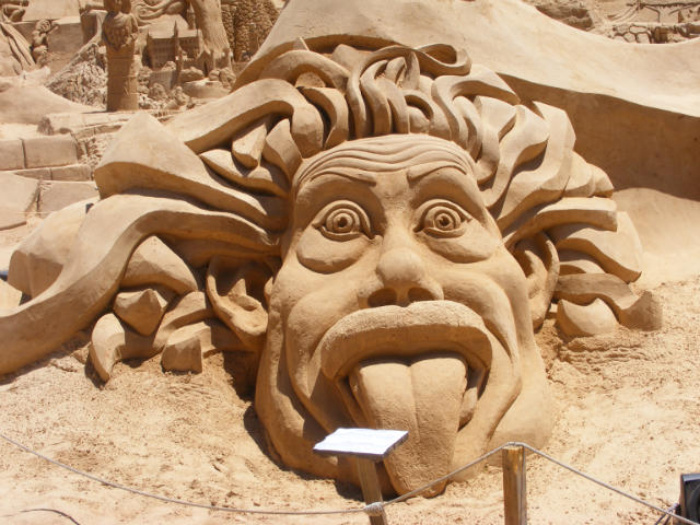 Замки, произведения скульптуры из песка