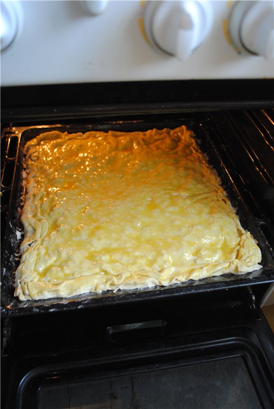 Сделать нужно нам пирог, Чтоб отведать каждый мог. Граммов сто возьмем улыбок, И совсем чуть-чуть ошибок