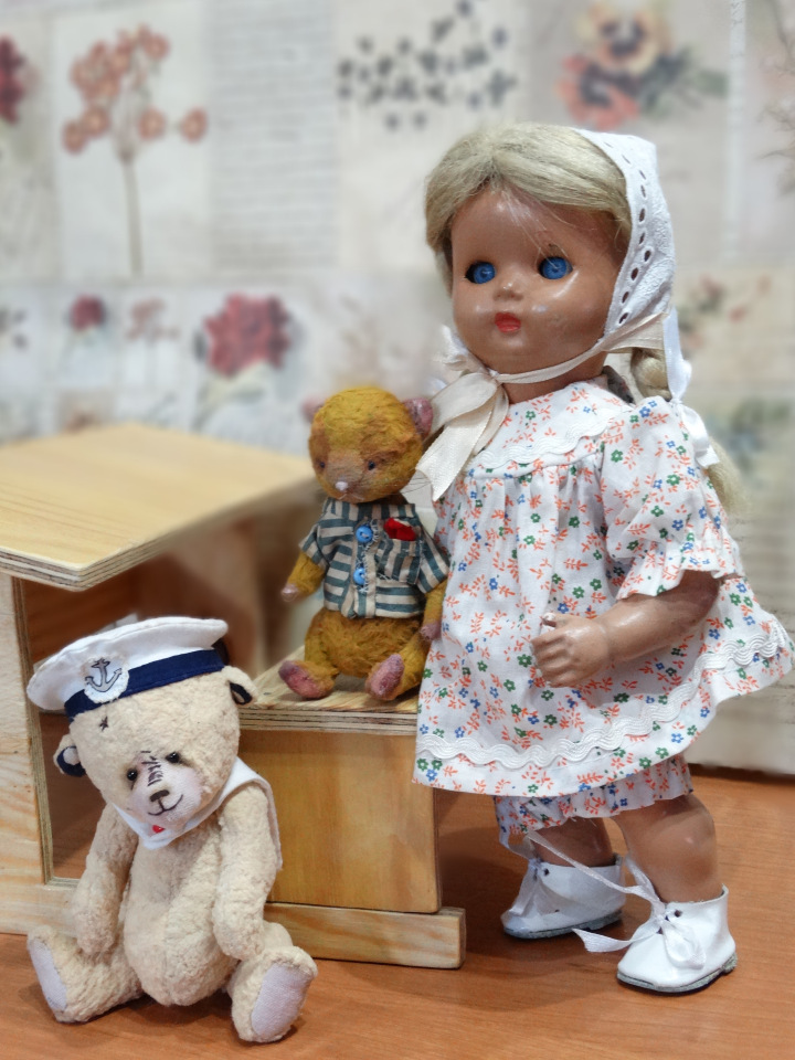 Старенькие куколки с игрушками (фото 2)