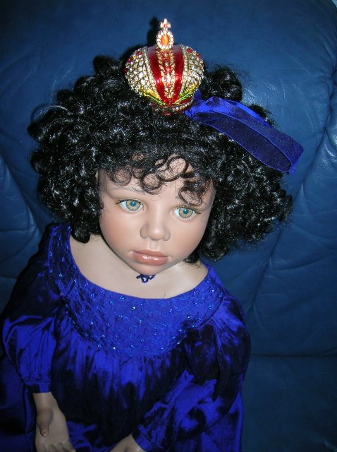 Очень синий топик или Королевский сапфир. Коллекционная фарфоровая кукла Наоми (Naomi) от Кристин Оранж
