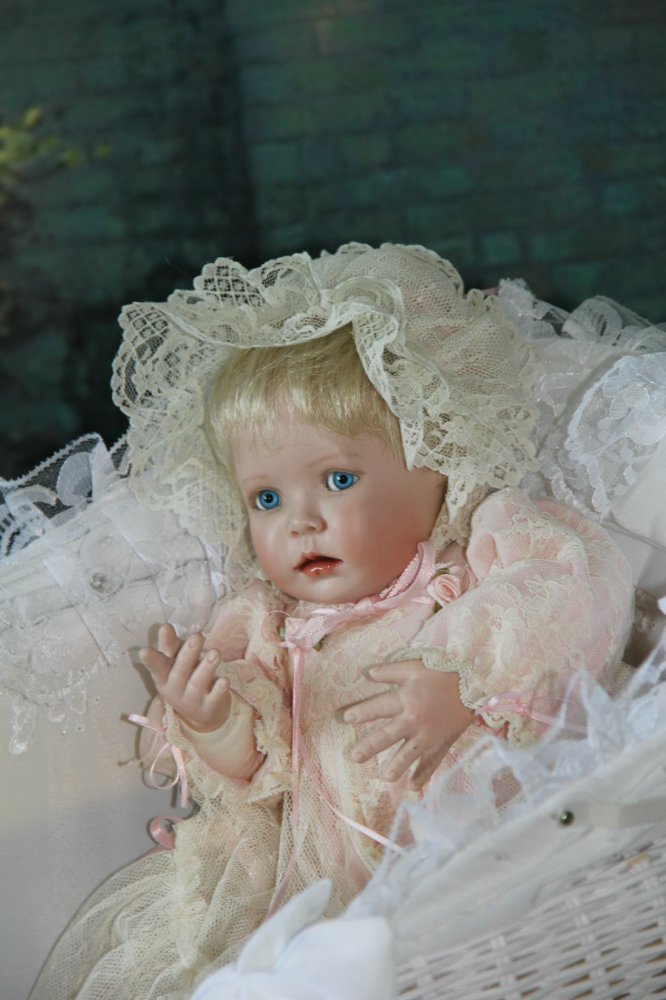 Фарфоровая кукла Беатриса (фото 6)