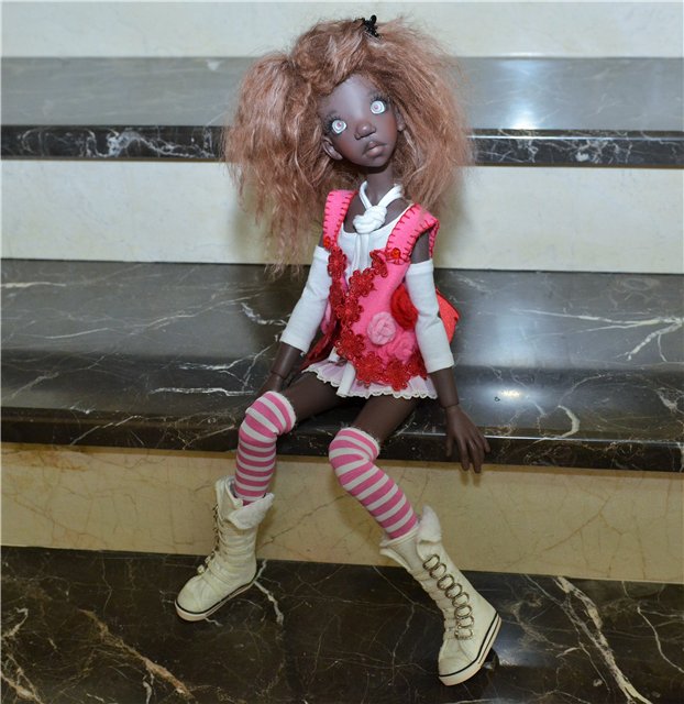 Tobi dark tan human от Kaye Wiggs