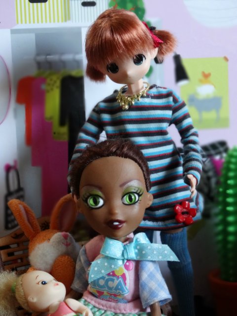 Хорошо, когда у мамы столько кукол и домик для них