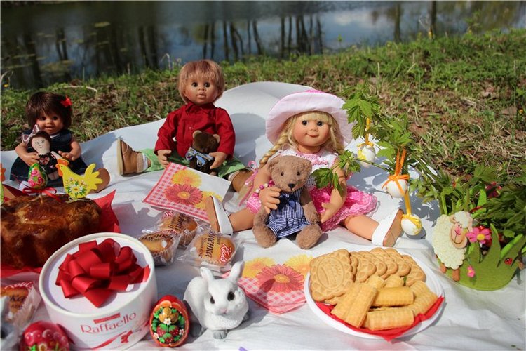 Весёлая семейка на прогулке