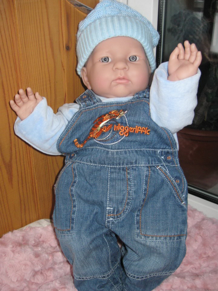 Маленькая Евочка любит наряжаться