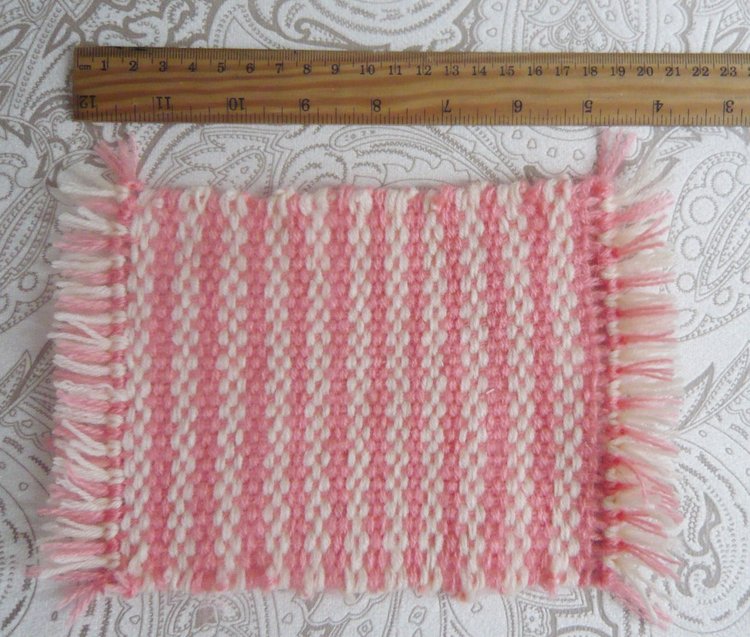 Плетеные и вязанные коврики для кукол (фото 3)