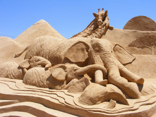 Замки, произведения скульптуры из песка
