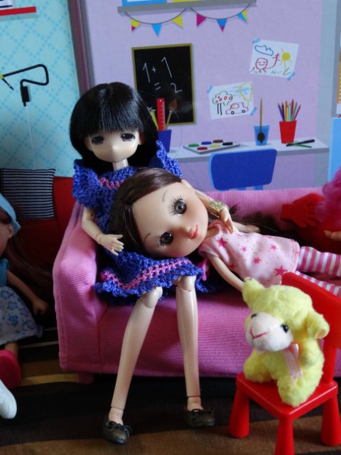 Хорошо, когда у мамы столько кукол и домик для них