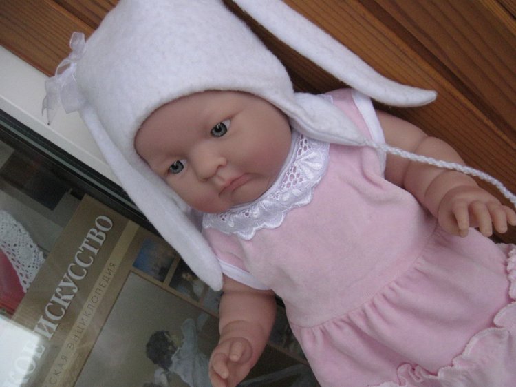 Маленькая Евочка любит наряжаться