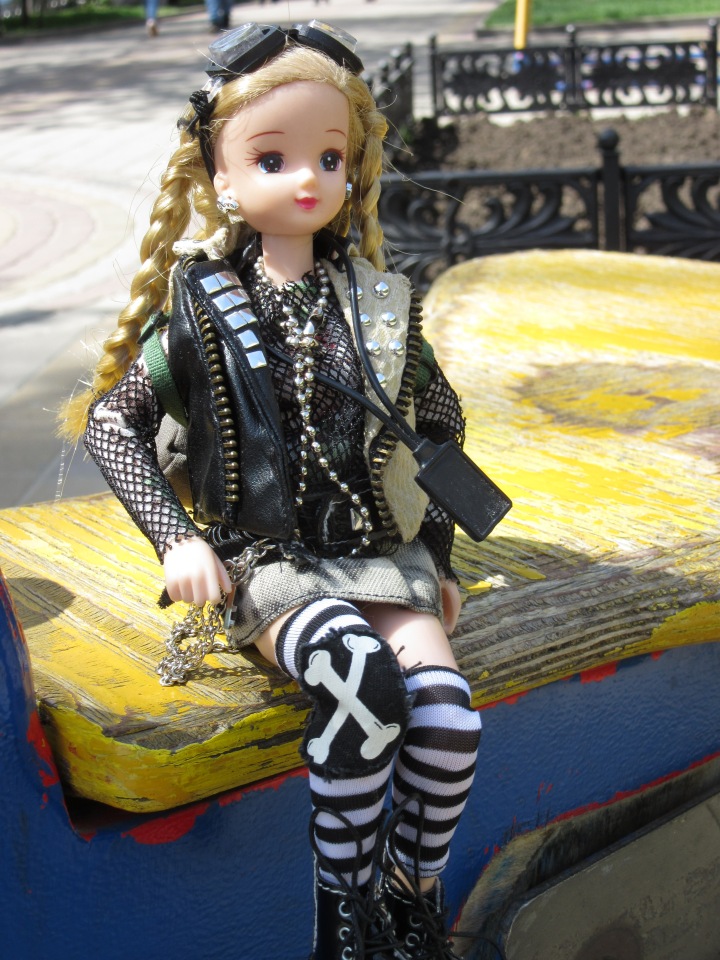 Первое мая. Сложно быть бунтарем, когда ты - милая девочка