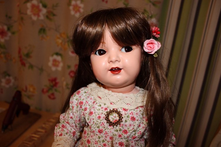 Красавица Kämmer & Reinhardt 11/8 с большими карими глазами