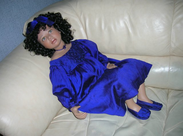 Очень синий топик или Королевский сапфир. Коллекционная фарфоровая кукла Наоми (Naomi) от Кристин Оранж