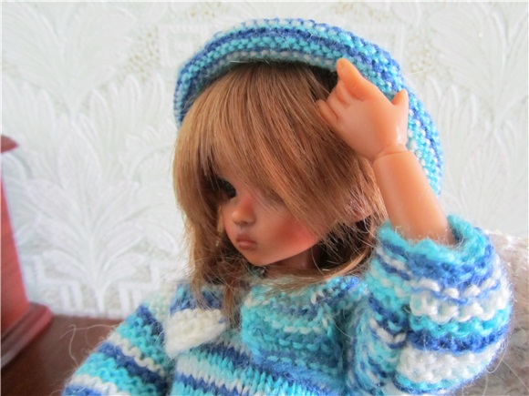 Маленькая девочка ищет своё солнышко